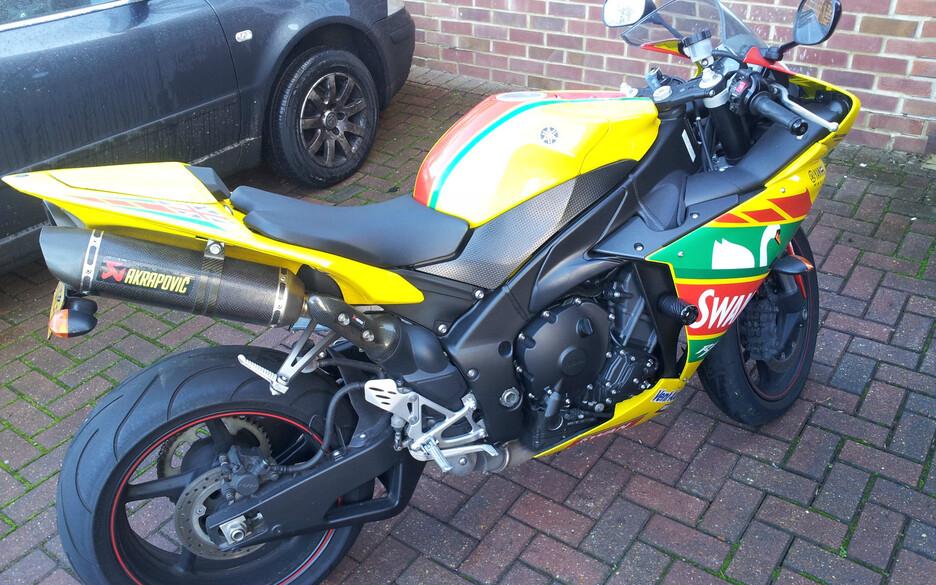 2011 Yamaha YZF R1 Big Bang Swan Replica motorbike