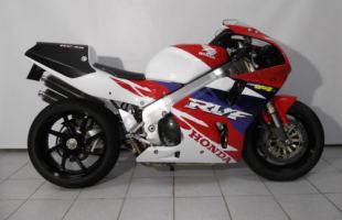 Honda RVF750R-R RC45 motorbike