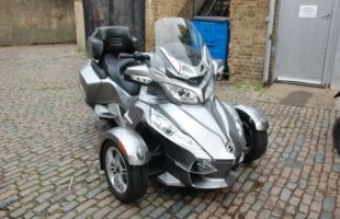 Can-Am SPYDER RTS Trike. Ride on a car licence motorbike
