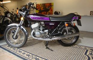 1975 Kawasaki H2C IN CANDY PURPLE DISPLAYING Only 4700 Miles motorbike