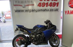 Yamaha YZF R1 BIG BANG LOADS OF ACCESSORIES INCLUDING CARBON CANS REAR SETS motorbike