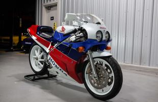 1990 Honda RC30 motorbike