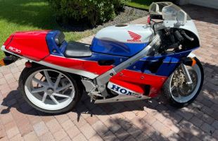 1990 Honda RC 30 motorbike