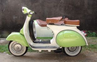 Vespa VBB in Linden Green & White with Sidecar motorbike