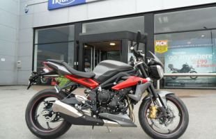 Triumph STREET TRIPLE R 675 inc - Fly screen and Belly pan motorbike