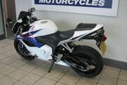 Picture 4 - 2011 Honda CBR 600 RR-B White/Blue damaged repairable motorbike