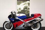 Picture 6 - Honda RC30 VFR750R – Stunning Modern Classic motorbike