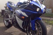 Picture 3 - Yamaha YZF R1 2011 motorbike