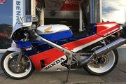 Picture 4 - Honda VFR750 RC30 motorbike
