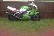 Picture 2 - 2000 Kawasaki ZXR400-L9 in green motorbike