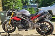 Picture 2 - 2017 Triumph Speed Triple R motorbike