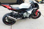 Picture 3 - 2016 Yamaha R1, Red motorbike