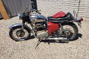 Picture 3 - 1968 BSA Lightning, Red motorbike
