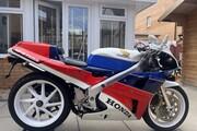 Picture 4 - Honda VFR750R RC30 motorbike