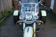 Picture 3 - 2002 Suzuki VL1500 in White & Yellow motorbike
