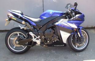 2009 Yamaha YZF R1 3900 miles two new tyres Blue Akrapovic exhaust super sport motorbike