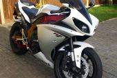 2009 Yamaha YZF R1 BIG BANG,PEARL White IMMACULATE CONDITION,FULL AKRAPOVICS for sale